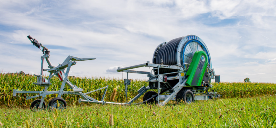 photo d'un enrouleur Bauer dans un champs entrain d'irriguer